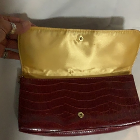 VINTAGE VEGAN CLUTCH - Picture 3 of 10